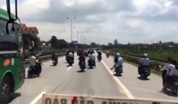 Video: Hàng chục thanh niên lạng lách xe máy “trêu” ô tô trên QL 5